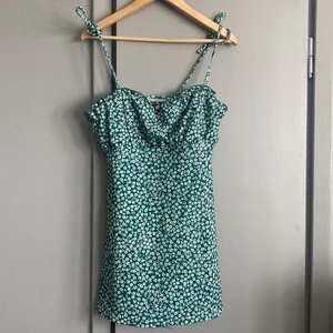 Klänning - Blommig klänning. Väldigt kort och passar nog de med lite större byst. Stl M