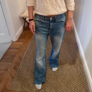 Lågmidjade jeans!! - Säljer dessa så fina jeans från Zara i storlek 38 sitter så najs lågmidjat och Baggy på mig som brukar 36 i andra zara jeans!!