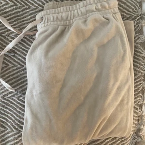 Beige sammetsbyxor - Beige sammetsbyxor från GinaTricot🤎 I jättebra skick!!