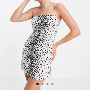 Svart/vit klänning i djurmönster - - Aldrig använt