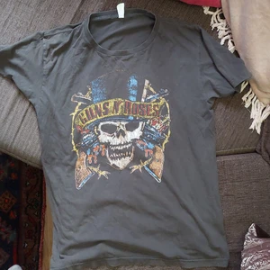 ÄKTA! Guns n rosses konsert t shirt från 1989 - Nice äkta guns n roses t shirt från 1989 när dom var känd, t shirten har inga fläckar, lite använd i trycket men annars e den bra