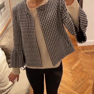 Höstjacka  - Säljer denna super fina jacka från zara stolek M 💞💞💞