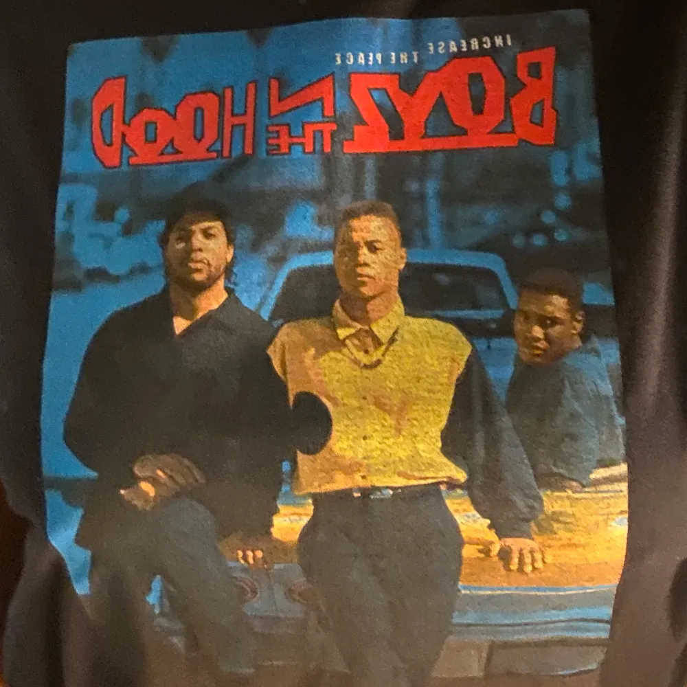 Boys n the hood tröja. . T-shirts.