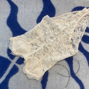 Spets body från zara  - Så otroligt fin spets body, använd en kväll! Tagit ur byglarna då jag inte kände att jag behövde dem men gå självklart att sätta tbx 💛