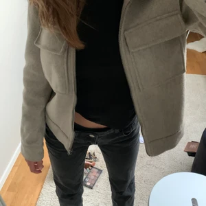 Jacka/kort kappa - köptes för runt 600 på Veromoda så säljer för bra bud eller direkt för 570, jättefint skick utan defekter, storlek xs men sitter lite mer som s,den har en kall grå/beige färg,skriv om ni är intresserade❤️