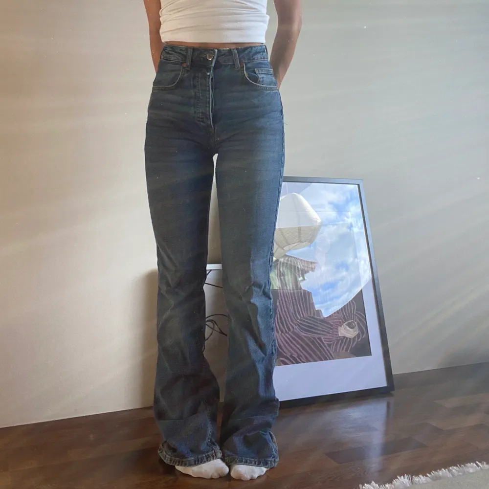 Jeans från bikbok i skönt material i modellen Boot Flare Använda 2 gånger  Storlek 26/32. Jeans & Byxor.