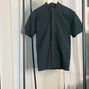 Acne skjorta - Vintage acne skjorta från ca 1998 i gott skick, kommer garanterat få folk att veta att du gillat acne sen innan dem introducerade ansiktsloggan.