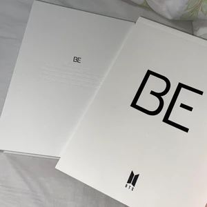 Kpop Merch BTS BE(Deluxe Edition) + Weverse Gift - En helt ny BE BTS album. Säljs på grund av att jag inte är intresserad av dem. du får allt du ser på bilderna samt ett vykort på BTS medlemmarna som finns i weverse gift, det vill säga skrivboken. Köparen står för frakten :)