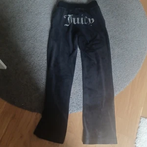 Juicy couture byxor xs - Fint skick har lossnadt en liten diamant där bak och har ett hål i benet kan visa hålet privat om du vill se