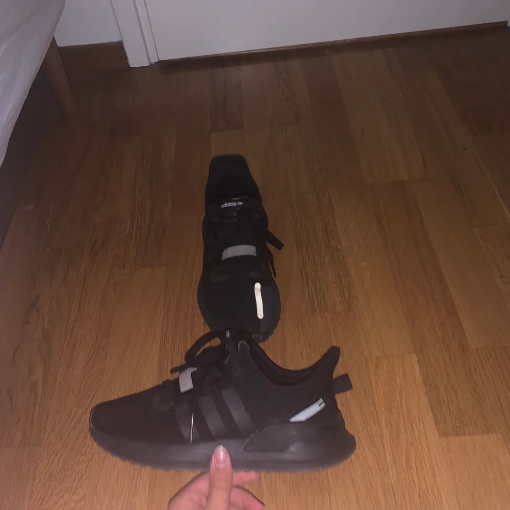 Säljer mina adidas skor som köptes på Zalando för ungefär 1 år sen. Lite små fläckar men ändå fräscha och väldigt sköna🥰 köparen står för frakten!. Skor.