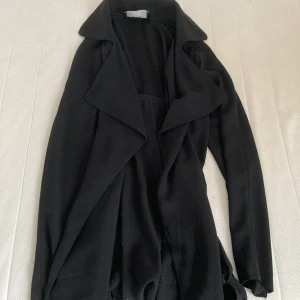 Svart tunn kappa från Bik bok - Oanvänd tunn kappa från Bik bok, kom med bud och skriv för fler bilder. Storlek XS