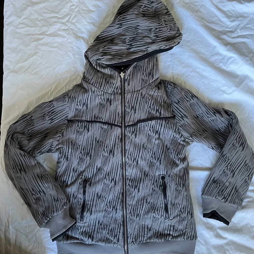 Cool zip hoodie som är reversible, den går att vända åt båda hållen. Size M. Tröjor & Koftor.