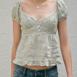 Brandy Melville - Säljer världens sötaste t-shirt/blus från brandy. Helt o andvänd. Den är one size men skulle säga att den passar xs-m.  (Köparen står för frakten) (Endast seriösa bud, vinner du budgivningen köper du tröjan.)