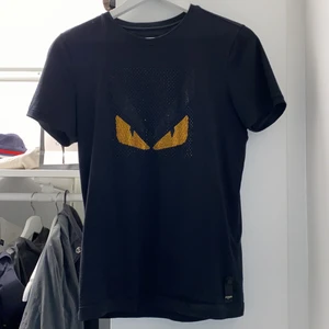 Fendi Bag Bugs Crystal-Embellished T-Shirt - Jättefin Fendi t-shirt med smal passform som du inte kan hitta i lager nånstans på internet. Köptes 2019. Bra skick, använd endast ett fåtal gånger med inget synligt slitage!