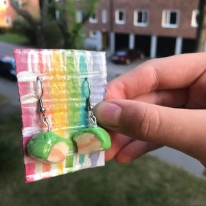 Prinsesstårts örhängen! 🍰 - Gulliga prinsesstårtor ca 1x1 cm, gjorda i kirurgisk stål så även allergiska kan bära dem ~🍰