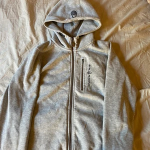 Snil racing  - Säljer min Snil racing kofta för att jag inte använder den längre (ena drag Kedja dragaren har ramlat av) skriv för fler frågor 