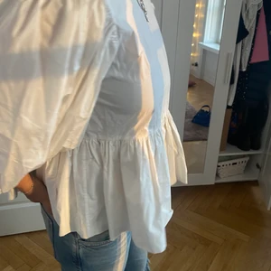 Hm topp - En helt oanvänd tröja från hm, som är både snygg och cool på samma gång💝 helt oanvänd ❤️❤️❤️❤️