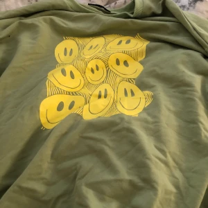 Sweatshirt  - Hej! Säljer denna tröjan använd 1 gång men sedan kom aldrig till användning ❤️