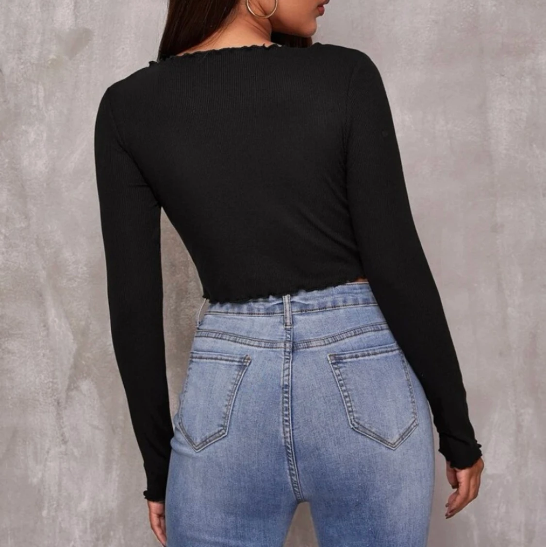 Enfärgad tröja med rynkad design med dragsko framtill och kråskanter  - 90