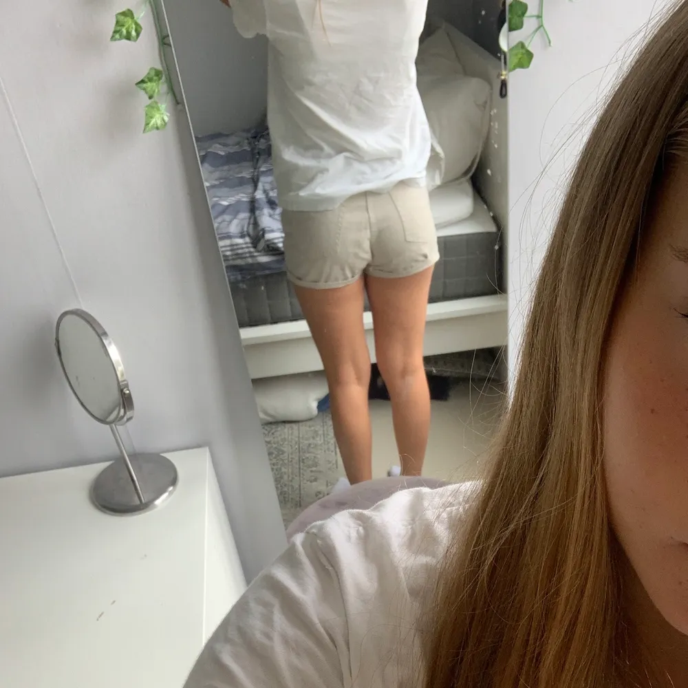 Beiga shorts från h&m i storlek 36,bra skick nästan oanvänd, högmidjade . Shorts.