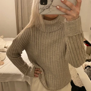 Beige stickad tröja  - Aldrig använd så fint skick💕 från nakd 