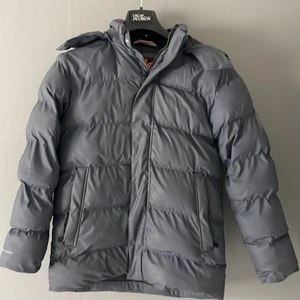 Ahhka jacka st 164 - Nästan helt ny jacka från ahhka😍 köptes för 750kr, säljer för 450kr_