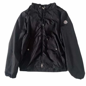Moncler jacka - Säljer min moncler jacka  Storlek S passar s/m Skick 9,5/10 Bud från 2,5