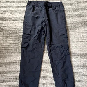 COS Cargopants - Ett par moderna cargo pants från cos. Sälja på grund av att dom aldrig kommer till användning. Endast använda 1 gång. 