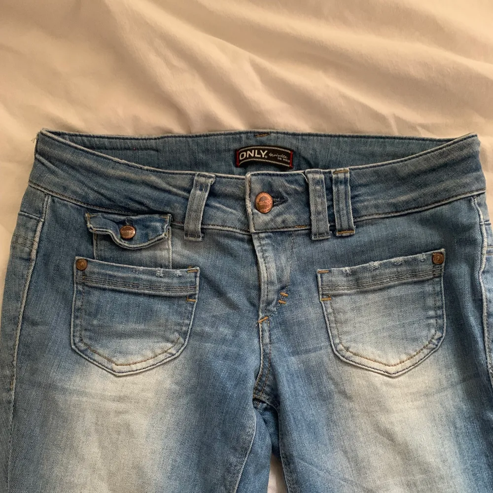 Säljer dessa low Waits jeans 💙 Storlek 34, dom passar bra på mig som är 1,60 kan nog passa 156/164 💙💙. Jeans & Byxor.