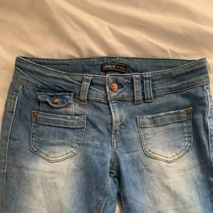 Säljer dessa low Waits jeans 💙 Storlek 34, dom passar bra på mig som är 1,60 kan nog passa 156/164 💙💙