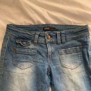 Only jeans <33 - Säljer dessa low Waits jeans 💙 Storlek 34, dom passar bra på mig som är 1,60 kan nog passa 156/164 💙💙
