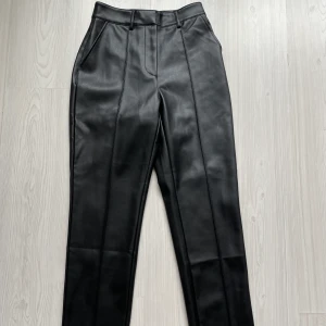 Croppade skinnbyxor - Säljer mina croppade skinnbyxor med fickor från NA-KD i stl.32 (är som en stl.34). Byxorna har aldrig använts då de var för stora för mig.