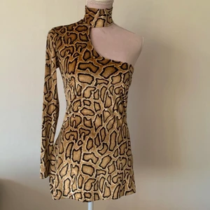Leopard tröja  - Handsydd Y2K leopard topp. 180kr, i storlek S. Perfekt för fester❤️