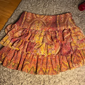 Zara kjol - Hej! Jag säljer denna då den inte kommer till användning längre!💗 Passar bra på mig som är runt 165