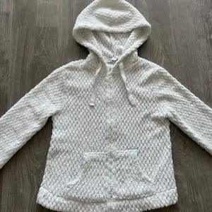 En gullig zip up hoodie som är vit och varm💕 jag säljer den för att den inte passar mig.