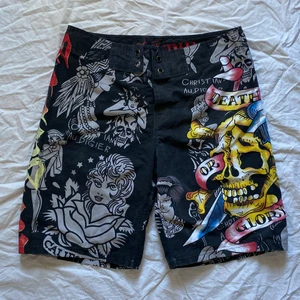 Ed hardy shorts - ⭐️ KOLLA IN MIN PROFIL FÖR MER ED HARDY ⭐️ badshorts från ed hardy. Går att använda som vanliga shorts oxå. Strl L på lapp men passar mindre oxå vid snörning. Snören saknas.  Pris går möjligtvis att diskutera vid snabb köp! Köparen står för frakt. 💕