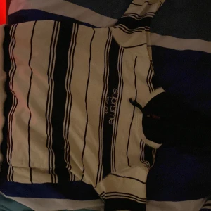 Supreme hoodie - Jag säljer en Supreme hoodie, i medium, har haft den sedan 2018/2019, jag fick i julklapp från min ex. Pris kan diskuteras. Jag kan senda och mötas