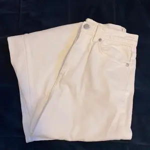 Säljer dessa vida jeans från Arket då de inte kommer till användning, storlek 25, kontakta för mer info 