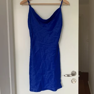 Bershka klänning strl S - oanvänd bershka satin klänning i storlek S