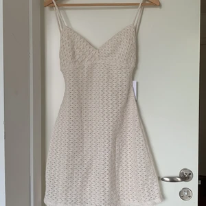 Bershka klänning strl S - oanvänd virkad klänning från bershka i storlek S