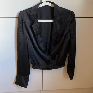 Siden festtopp - Snygg festtopp med lång urringning. Sidenmaterial. Aldrig använd. Passar XS/S. Frakt tillkommer