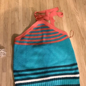 Stickad topp - Stickad topp från zara som inte kommer till användning. Använd enstaka gånger. Storlek s men rätt kort i magen