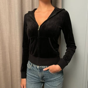 Juicy couture hoodie  - Storlek S med snygg detalj på ryggen. Så skönt velour tyg! Knappt använd, köpte på resa i USA.. Hämtas i Solna eller skickas, köparen står då för frakt. Bud är bindande.