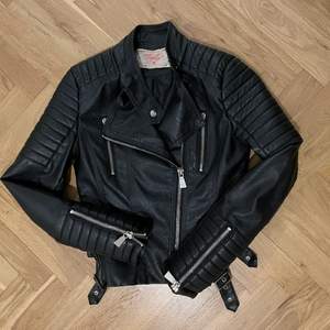 Skinnjacka från Chiquelle. Moto Jacket Black, storlek: 36. 