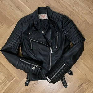 Skinnjacka  - Skinnjacka från Chiquelle. Moto Jacket Black, storlek: 36. 