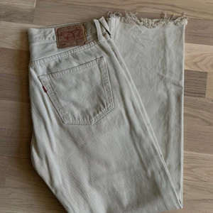 Levi’s 501  - Levi’s i storlek 32x32! Köpta för några år sen och avklippta så dom passar mig som är 1,63 bra. Lite slitna i skrevet vilket enkelt kan lösas med lapp på insidan. Köparen står för frakten 🍇