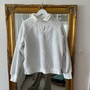 Vit kofta - Vit kofta med dragkedja upptill. Mjuk och skön. Ganska bra skick. Skriv för bilder på!