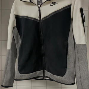 Nike tech fleece - Nike tech fleece i storlek S, passar mig som har M, skriv för mer bilder