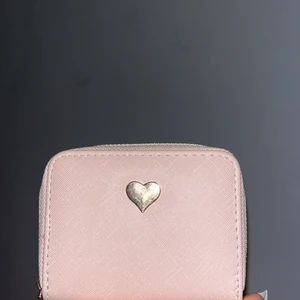 Rosa blåbdboj - En rosa plånbok med fack 9 fack för kort och även plats för övriga sedlar och mynt. Knappt använd. Snygg och praktisk.