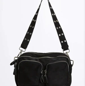 Ginatricot connie bag - Säljer denna noella liknade väska fast från ginatricot ! Slutsåld på hemsidan. Super snygg och har bra förvaring!  Skriv för fler bilder ❣️ Köparen står för frakt ! Pris kan diskuteras! 